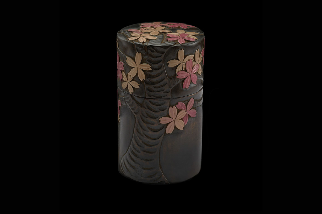 テーブルに華を添える茶筒 | 草木彫 川添日記 漆作家 刳り抜きの漆の器